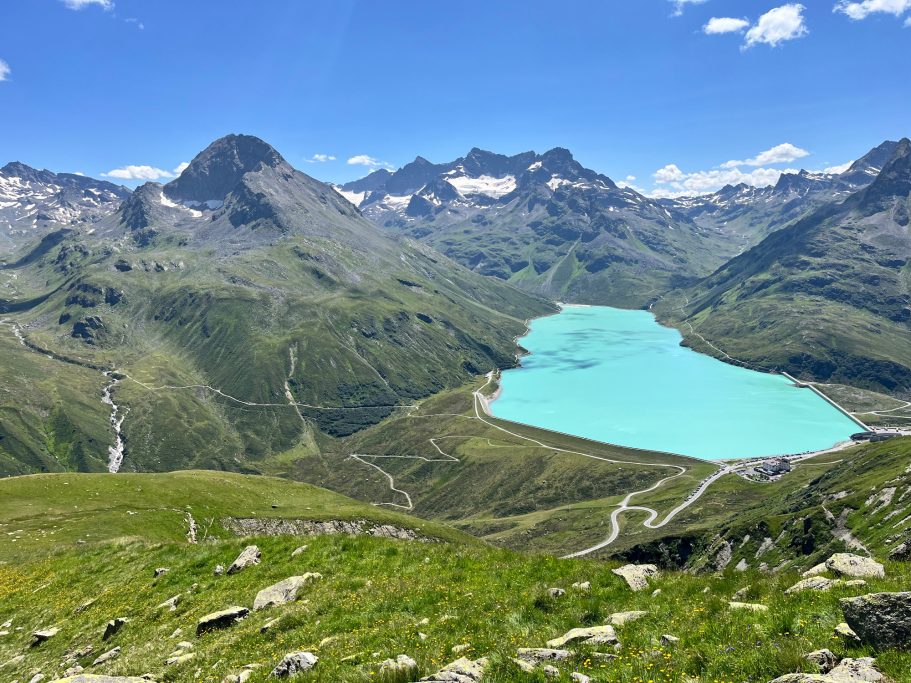 Silvretta Stausee Blick auf einen türkisfarbenen See und Berge unter klarem, blauem Himmel.