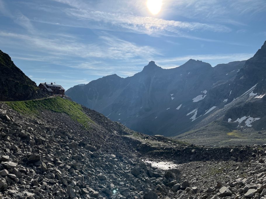 Seetal Berglandschaft mit steilen Gipfeln und einem klaren blauen Himmel.