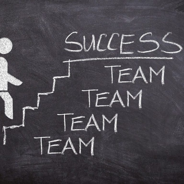 Mensch steigt eine Treppe hinauf, darüber steht "SUCCESS" und häufig das Wort "TEAM".