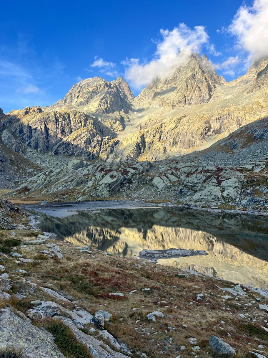 Monviso Gebirgsszene mit spiegelndem See und dramatischen Felsformationen im Hintergrund.