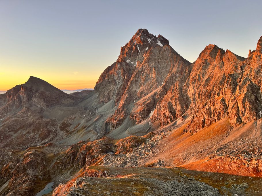 Monviso Berglandschaft mit schroffen Gipfeln und warmem Licht der Abenddämmerung.