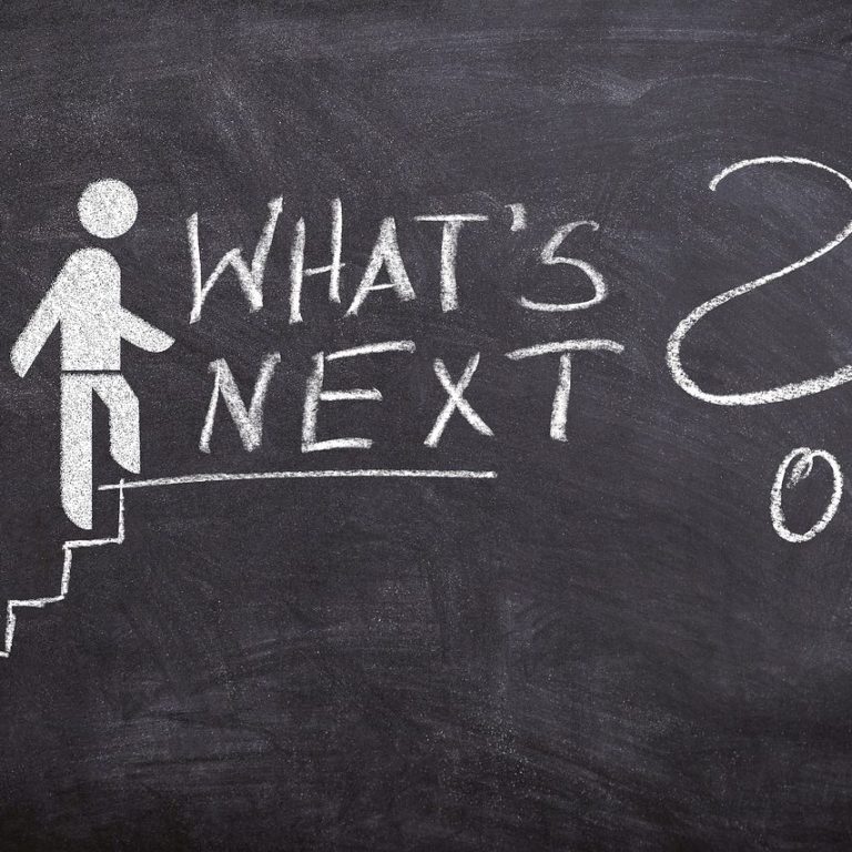 Männliche Figur auf Treppenstufen mit Text "What's Next?" und einer Fragezeichen.