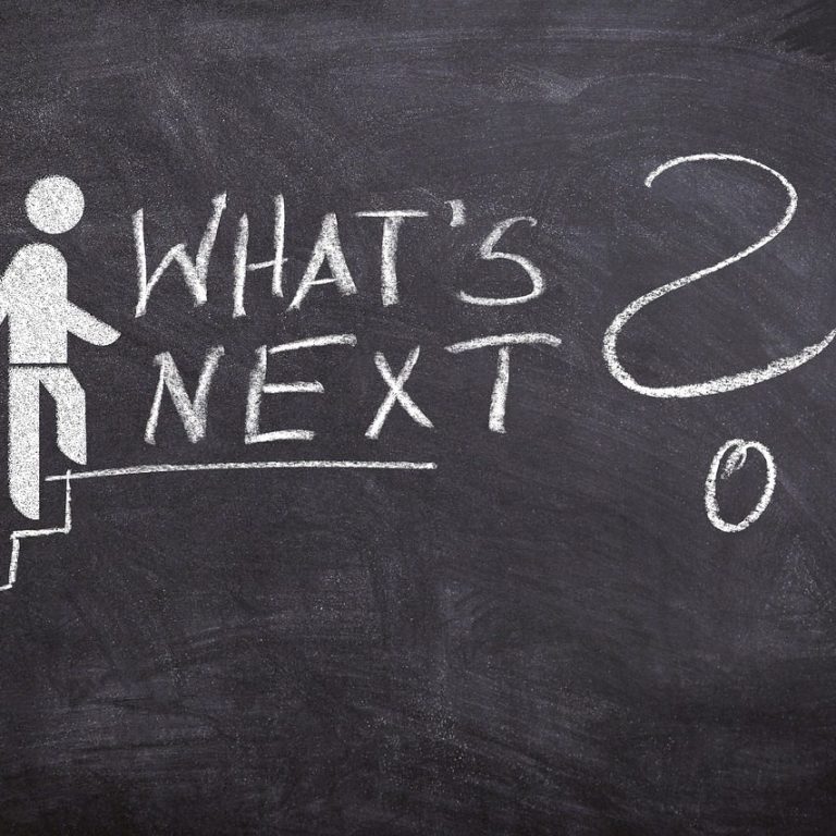 Männliche Figur auf Treppenstufen mit Text "What's Next?" und einer Fragezeichen.