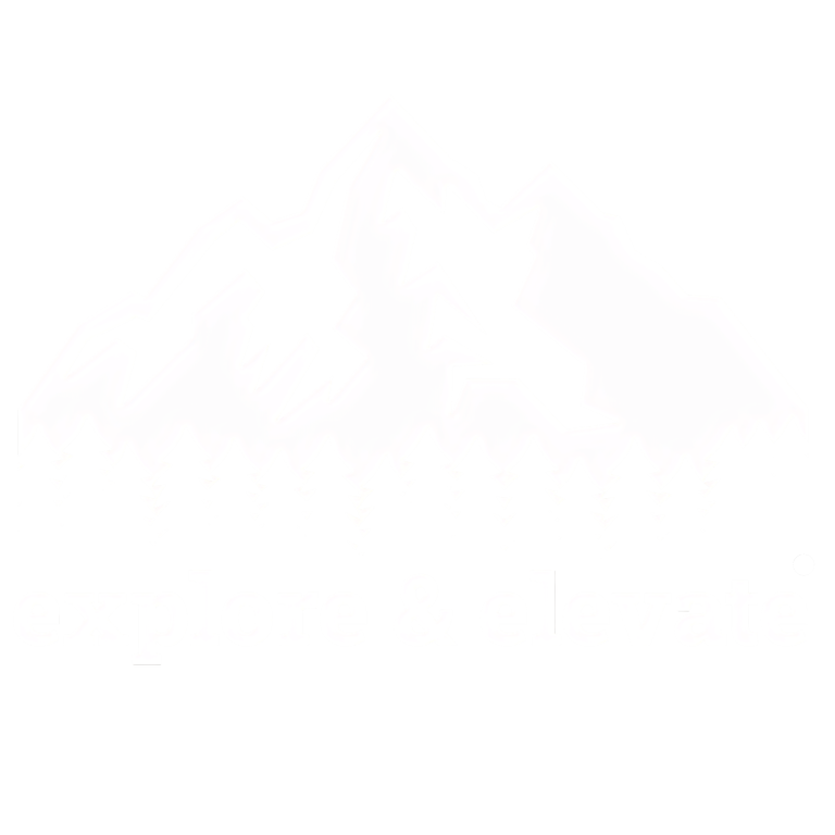 Logo der Firma explore and elevate Silhouetten von Bergen mit schneebedeckten Gipfeln und klaren Himmel.